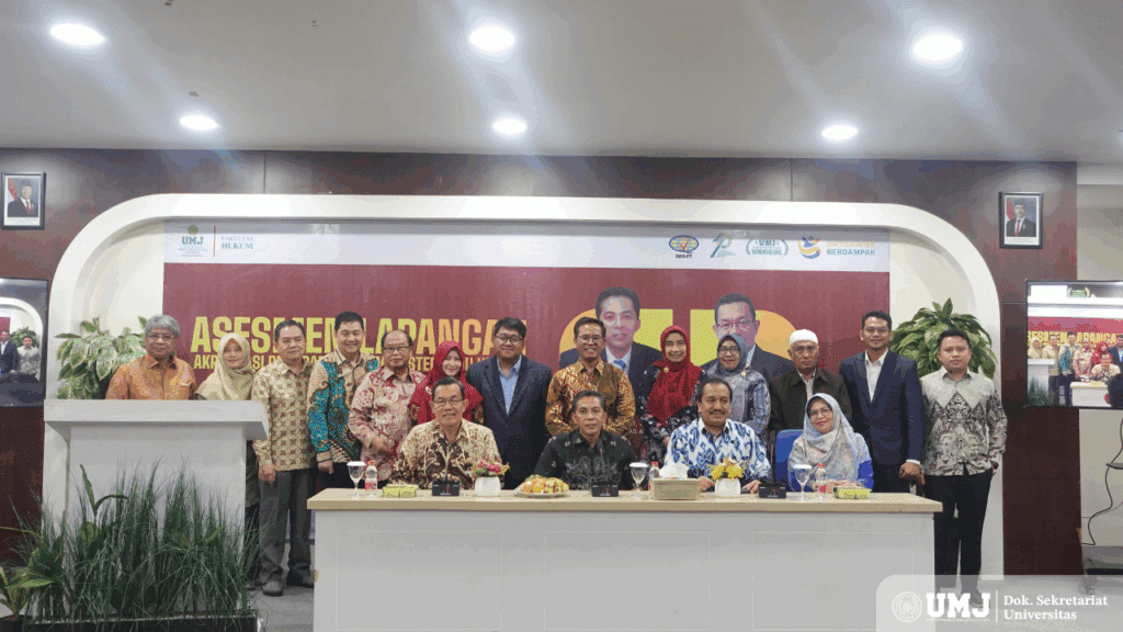 Di depan, kiri ke kanan: Tim Asesor BAN-PT Prof. Dr. Muhammad Fauzan, S.H., M.Hum. dan Prof. Dr. Busyra Azheri, S.H., M.H., Rektor UMJ Prof. Dr. Ma’mun Murod, M.Si, dan Dekan FH UMJ Dr. Dwi Putri Cahyawati, S.H., M.H. bersama jajaran pimpinan dan Kepala Lembaga lingkup UMJ di Aula Prof. Dr. Arso Sosroatmodjo, M.H. FH UMJ, Kamis, (26/06/2025). (Foto: KSU/Alwi)