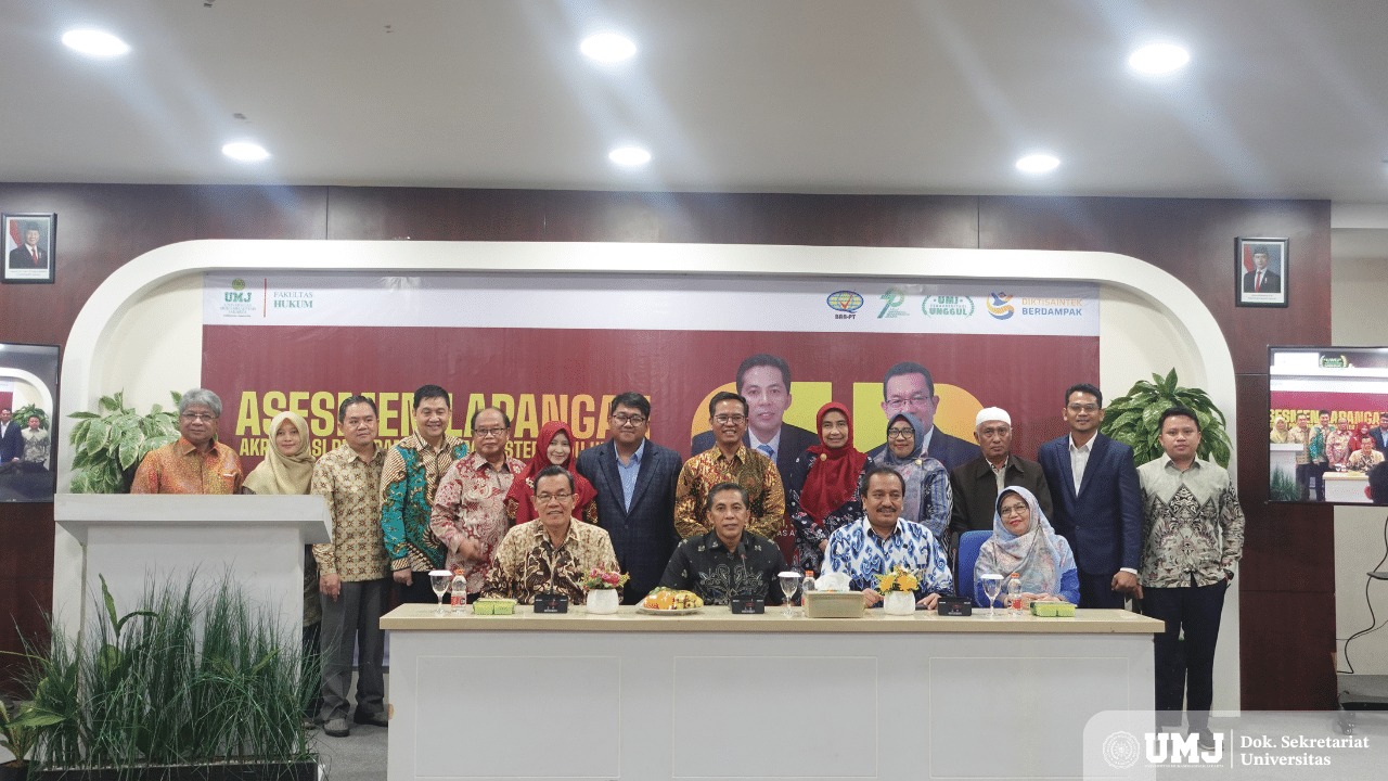 Di depan, kiri ke kanan: Tim Asesor BAN-PT Prof. Dr. Muhammad Fauzan, S.H., M.Hum. dan Prof. Dr. Busyra Azheri, S.H., M.H., Rektor UMJ Prof. Dr. Ma’mun Murod, M.Si, dan Dekan FH UMJ Dr. Dwi Putri Cahyawati, S.H., M.H. bersama jajaran pimpinan dan Kepala Lembaga lingkup UMJ di Aula Prof. Dr. Arso Sosroatmodjo, M.H. FH UMJ, Kamis, (26/06/2025). (Foto: KSU/Alwi)