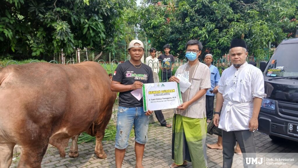 Dr. Adi Mansah, M.A.,(kanan) dan Mulkan Habibi, M.I.Kom., (tengah) saat menerima sapi kurban secara simbolis dari Menteri Kelautan dan Perikanan Republik Indonesia (KKP RI) Ir. Sakti Wahyu Trenggono, MM., di Masjid A-Taqwa UMJ, Jumat (06/06/2025). (Foto: Dok.pribadi)