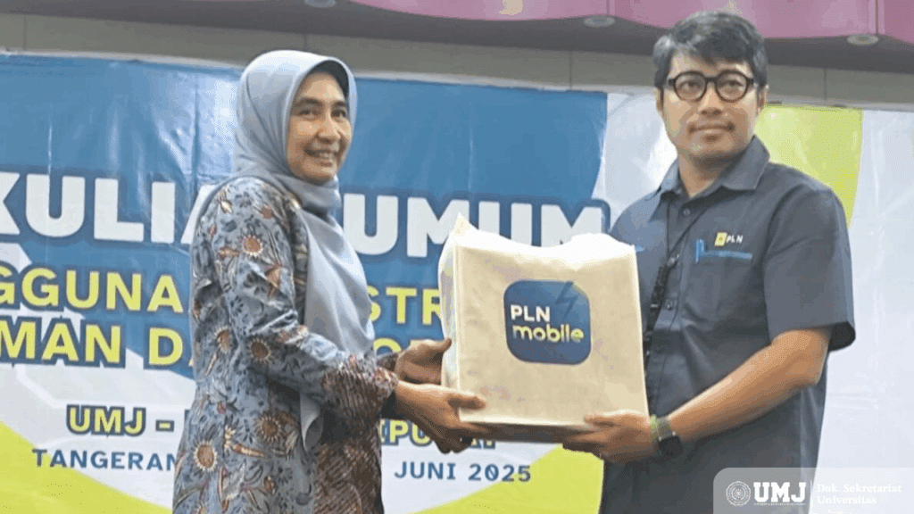 Wakil Rektor III UMJ Dr. Rini Fatma Kartika, S.Ag., MH dan Perwakilan PLN UP3 bagian Niaga memberikan plakat pada Edukasi Penggunaan Listrik di Aula Fakultas Ilmu Pendidikan (FIP) UMJ, Selasa (17062025) (Foto dok.pribadi)