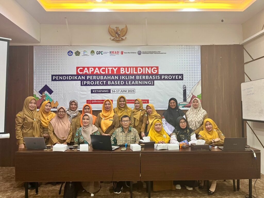 Kaprodi MIKOM FISIP UMJ, Dr. Tria Patrianti, M.I.Kom., (kiri bawah), tim MLH PP Muhammadiyah dan Guru SD Kabupaten Ketapang usai kegiatan Capacity Building Pendidikan Perubahan Iklim di di Borneo Emerald Hotel (16–17 Juni 2025) (Foto : dok. Pribadi)