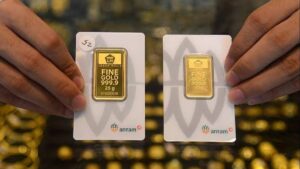 2 buah Emas Antam (foto diambil dari https://voi.id/ekonomi/498267/harga-emas-antam-anjlok-ke-rp1-945-000-per-gram)