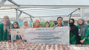 Dosen FEB UMJ, Darto, S.E., M.M. (ketiga dari kanan), bersama anggota tim Pengabdian kepada Masyarakat (PkM) dan pelaku UMKM saat pelatihan penggunaan SIAPIK di P4S Hidroponik Generik, Jakarta Selatan, Kamis (24/07/2025). (Foto : Dok. Pribadi)