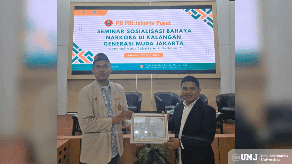 Wakil Rektor IV UMJ Dr. Septa Chandra, S.H., M.H. (kanan) saat menerima penghargaan sebagai narasumber dalam Seminar Sosialisasi Bahaya Narkoba di Kalangan Generasi Muda Jakarta di Aula FT UMJ, Rabu (23/07/2025). (Foto: Dok. Pribadi)