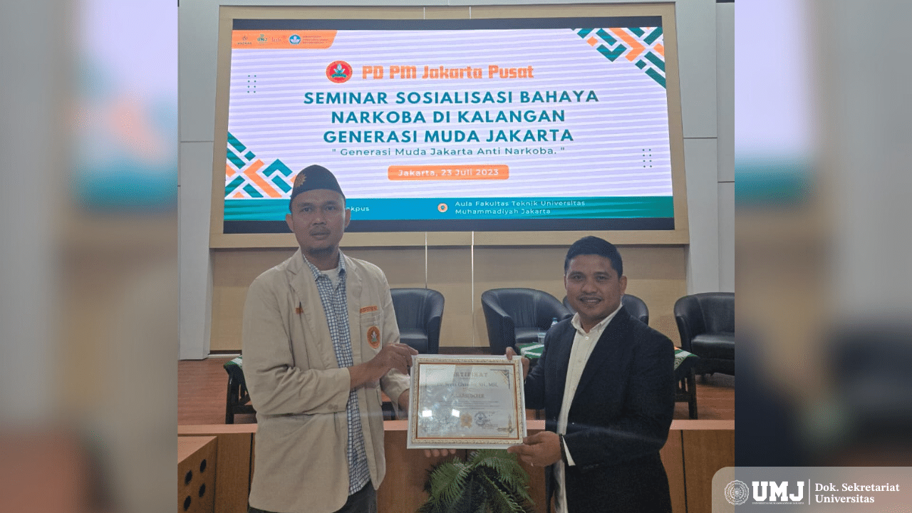Wakil Rektor IV UMJ Dr. Septa Chandra, S.H., M.H. (kanan) saat menerima penghargaan sebagai narasumber dalam Seminar Sosialisasi Bahaya Narkoba di Kalangan Generasi Muda Jakarta di Aula FT UMJ, Rabu (23/07/2025). (Foto: Dok. Pribadi)