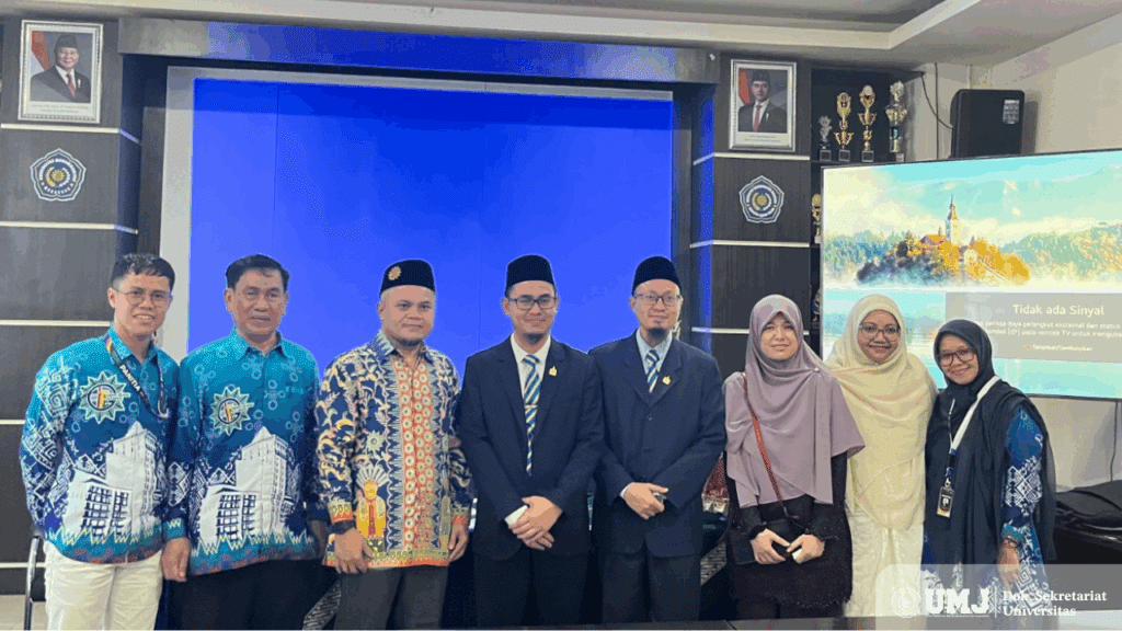 Foto usai penandatanganan MoU oleh Dr. Adi Mansah, M.A., Ketua Program Studi Ekonomi Islam FEB UMJ (ketiga dari kiri) dengan Dekan Fakultas Pengajian Islam (FPI) UNISIRAJ Malaysia, Dr. Mohamad Roshimi bin Abdullah (kelima dari kiri) di Hotel Four Point Makassar, Sulawesi Selatan, pada Selasa (29/07/2025). (Foto : Dok. Pribadi)