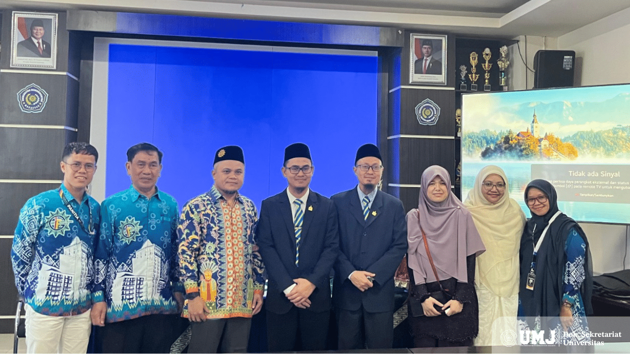 Foto usai penandatanganan MoU oleh Dr. Adi Mansah, M.A., Ketua Program Studi Ekonomi Islam FEB UMJ (ketiga dari kiri) dengan Dekan Fakultas Pengajian Islam (FPI) UNISIRAJ Malaysia, Dr. Mohamad Roshimi bin Abdullah (kelima dari kiri) di Hotel Four Point Makassar, Sulawesi Selatan, pada Selasa (29/07/2025). (Foto : Dok. Pribadi)