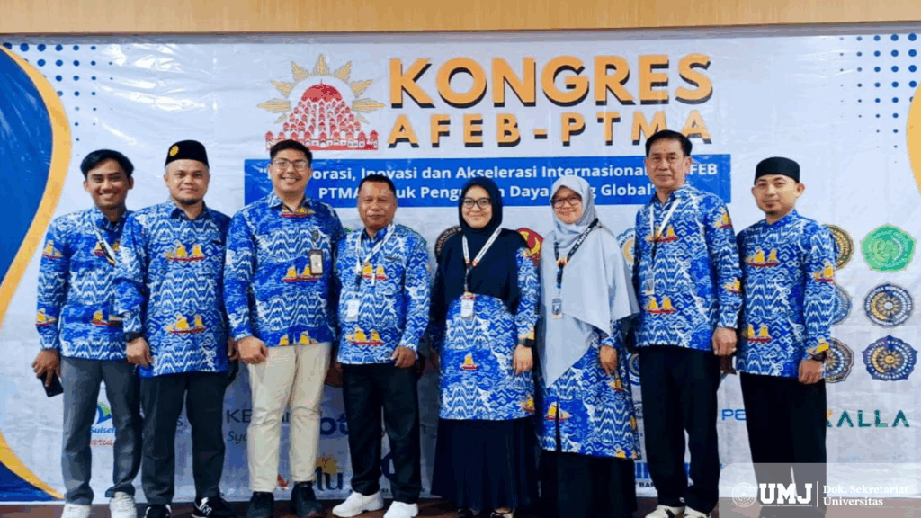 Dosen FEB UMJ, Dr. Adi Mansah, M.A., yang juga merupakan Ketua Program Studi Ekonomi Islam dan Ketua Bidang AIK APSEI PTMA (kedua dari kiri) usai mengikuti rangkaian acara Kongres AFEB PTMA di UNISMUH Makassar. (Foto : Dok. Pribadi)
