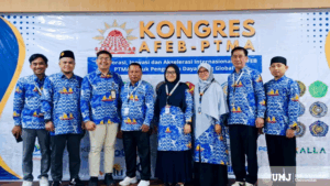 Dosen FEB UMJ, Dr. Adi Mansah, M.A., yang juga merupakan Ketua Program Studi Ekonomi Islam dan Ketua Bidang AIK APSEI PTMA (kedua dari kiri) usai mengikuti rangkaian acara Kongres AFEB PTMA di UNISMUH Makassar. (Foto : Dok. Pribadi)