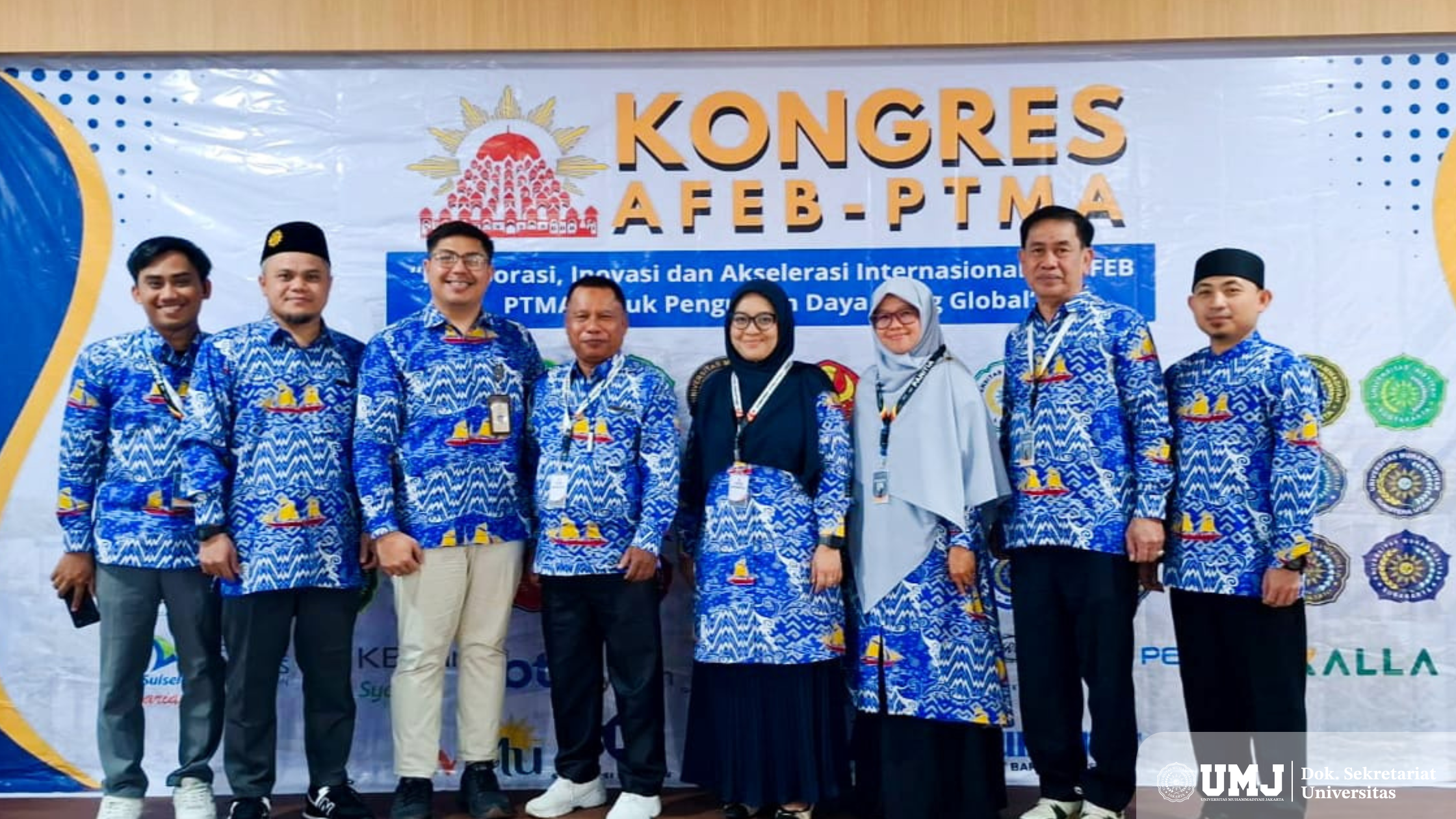 Dosen FEB UMJ, Dr. Adi Mansah, M.A., yang juga merupakan Ketua Program Studi Ekonomi Islam dan Ketua Bidang AIK APSEI PTMA (kedua dari kiri) usai mengikuti rangkaian acara Kongres AFEB PTMA di UNISMUH Makassar. (Foto : Dok. Pribadi)