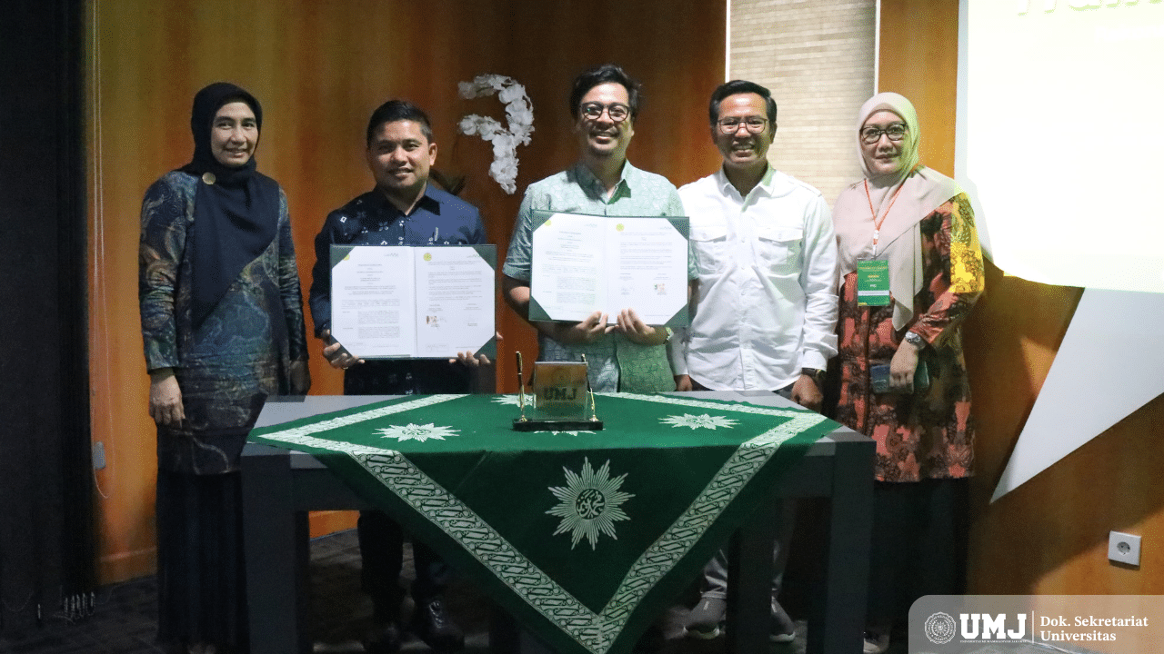 Foto Bersama setelah penandatanganan antara UMJ dan LabMu 
Warek IV UMJ Dr. Septa Candra, SH., MH. (kedua dari kiri) dan Direktur Bisnis dan Teknologi LabMu  Moh. Irwan Setyawan, S.E., M.Sc. (Tengah) didampingi oleh Warek I Dr. Muhammad Hadi, S.KM., M.Kes (kedua dari kanan), Warek III Dr. Rini Fatma Kartika, S.Ag.,MH. (pertama dari kiri), Kepala Bagian Career Center UMJ Dr. Anis Setiyanti, S.Pd., M.Pd (pertama dari kanan), Senin (21/07/2025). (Foto/KSU Fahri)
