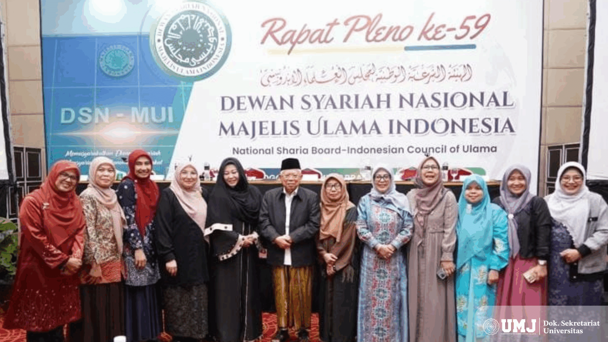 Wakil Rektor III Universitas Muhammadiyah Jakarta, Dr. Rini Fatma Kartika, S.Ag., MH. (mengenakan kerudung merah, dan berdiri di posisi ketiga dari kiri) melakukan sesi foto bersama dalam Rapat Pleno ke-59 Dewan Syariah Nasional MUI (Foto : Dok. Pribadi)