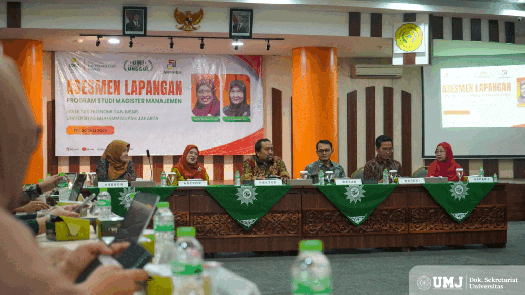 Rektor UMJ, Prof. Dr. Ma’mun Murod, M.Si., (tengah, baju batik cokelat) aat memberikan sambutan pada Asesmen Lapangan prodi magister Manajemen FEB di Aula FEB Lantai 4. Jum'at (18/7/2025). (foto: KSU/Fahmi)
