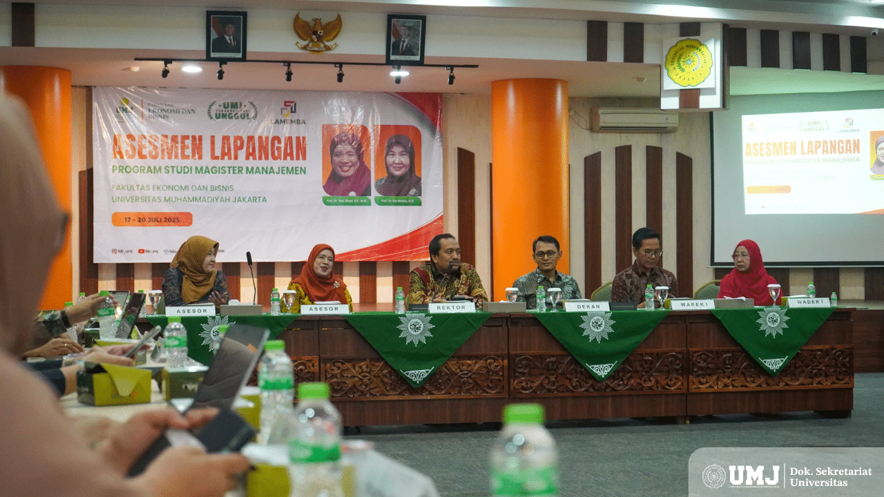 Rektor UMJ, Prof. Dr. Ma’mun Murod, M.Si., (tengah, baju batik cokelat) aat memberikan sambutan pada Asesmen Lapangan prodi magister Manajemen FEB di Aula FEB Lantai 4. Jum'at (18/7/2025). (foto: KSU/Fahmi)
