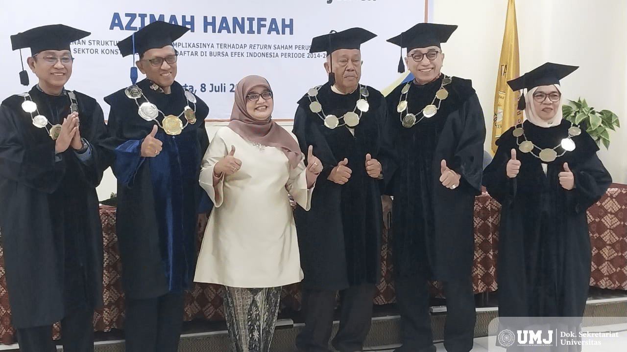 Dr. Azimah Hanifah, SE., M.Si (tengah baju putih) meraih gelar doktor Bidang Manajemen di Universitas Persada Indonesia Yayasan Administrasi Indonesia (UPI Y.A.I), Selasa (08/07/2025). (Foto: Dok. Pribadi)