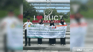 Empat Mahasiswa UMJ saat mengikuti Program Internasional Science and Technology Camp 2025 di Beijing University of Chemical Technology (BUCT) China. (Foto: Dok. Pribadi)