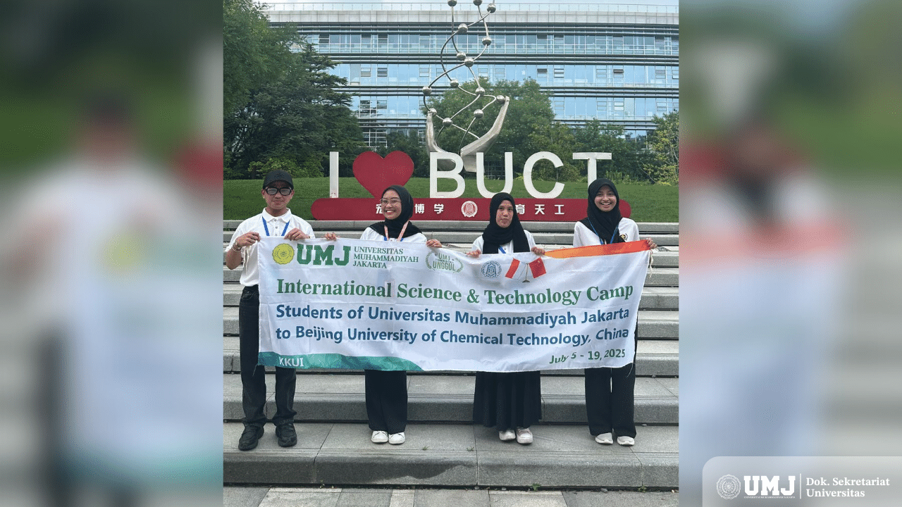 Empat Mahasiswa UMJ saat mengikuti Program Internasional Science and Technology Camp 2025 di Beijing University of Chemical Technology (BUCT) China. (Foto: Dok. Pribadi)
