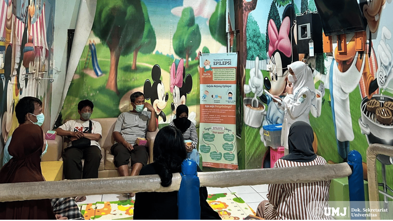 Salah satu mahasiswa Profesi Ners FIK UMJ saat menyampaikan materi kepada pasien dalam penyuluhan kesehatan di RSIJ Cempaka Putih, Selasa (18/07/2025). (Foto: Dok. Pribadi)