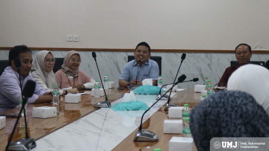 Mahasiswa Internasional saat pertemuan di Gedung Rektorat lantai 3, Selasa (22/7/25). (Foto: KSU UMJ)