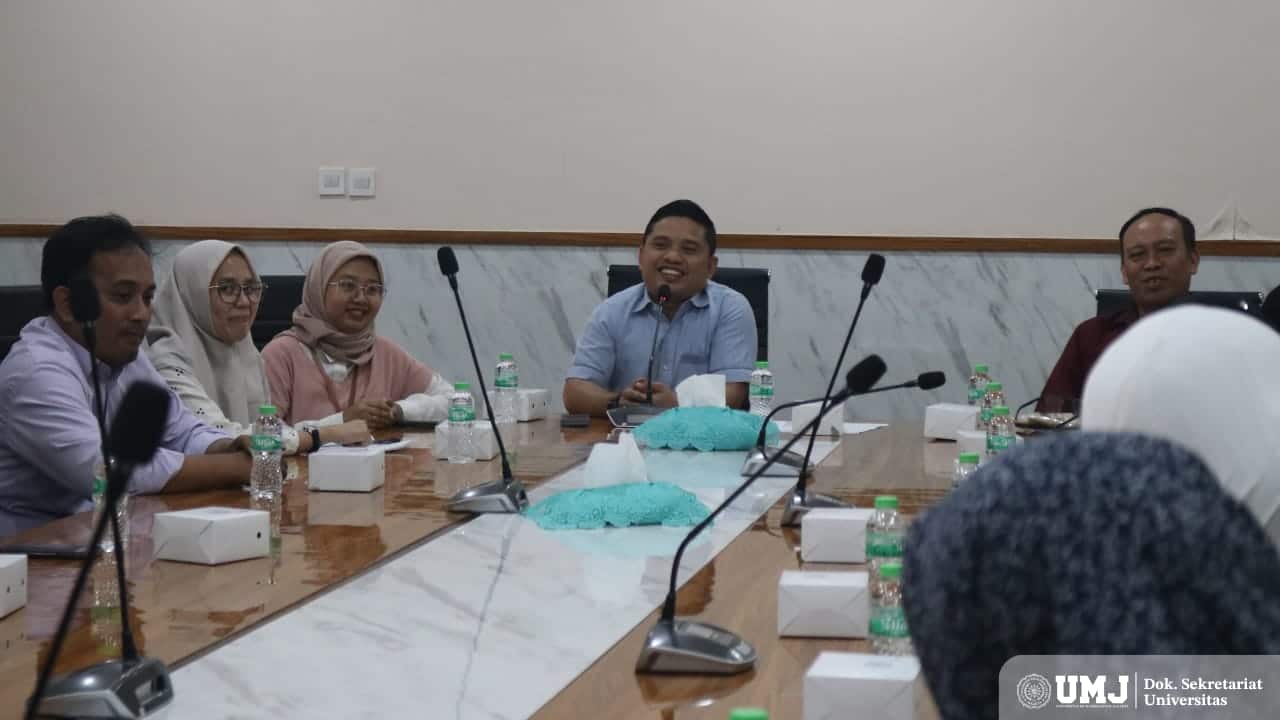 Mahasiswa Internasional saat pertemuan di Gedung Rektorat lantai 3, Selasa (22/7/25). (Foto: KSU UMJ)