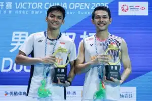 Pemain ganda putra, Fajar Alfian/Muhammad Shohibul Fikri mempersembahkan gelar juara China Open 2025 untuk Indonesia di Olympic Sports Center Gymnasium, Changzhou, pada Minggu (27/07/2025). (Foto : Kompas.id)