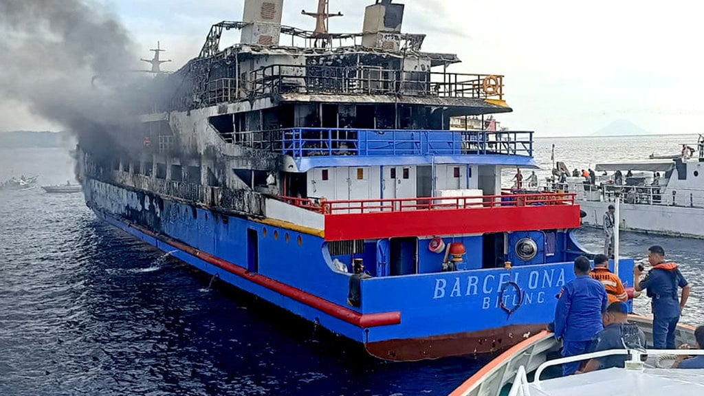 Kapal Motor (KM) Barcelona terbakar di Pulau Talise pada Minggu (20/07/2025). (Foto : tirto.id)
