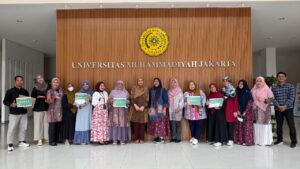 Wakil Rektor III UMJ, Dr. Rini Fatma Kartika, S.Ag., MH.. ( posisi: Tengah batik cokelat) saat memeberikan apresiasi penghargaan lomba hut RI ke 80 (Foto:KSU/Nazma)