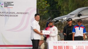 Ika Yulianingsih, saat menerima medali 13th Asian Cup Woodball Championship 2025 yang digelar di JSI Resort, Megamendung, Bogor, pada 21–22 Agustus 2025. (Foto: KSU/Dok.Pribadi)