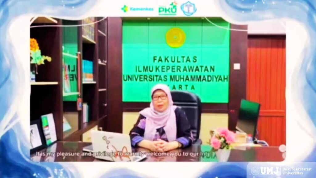 Dekan FIK UMJ saat sambutan dan membuka acara Webinar internasional bertajuk “Preventing Early, Caring Wholeheartedly: A Holistic Approach in Prevention and Long-Term Care of Cancer Patients” secara daring melalui Zoom dan disiarkan langsung (live streaming). Sabtu, 2 Agustus 2025. (foto: KSU/Dok.pribadi)