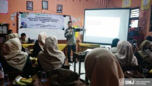Potre kegiatan Seminar Hukum bertajuk “Edukasi Hukum Perdata Dasar Tingkat Desa & Praktik Pembuatan Surat Perjanjian”, oleh mahasisswa KKN bina desa UMJ. Jum’at, 22 Agustus 2025. (Foto: KSU/Dok.pribadi)