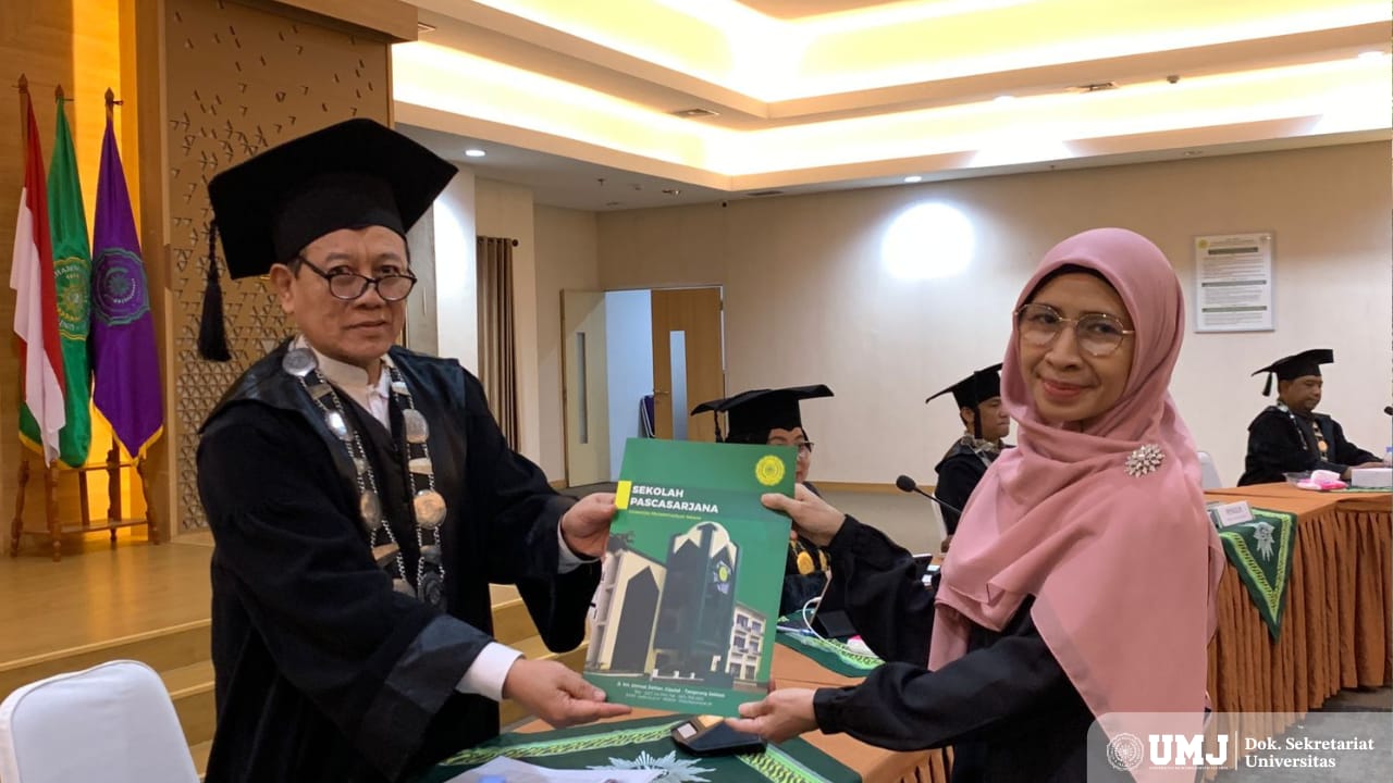 Istikomah (kanan) pada sidang Promosi Doktor di Aula Fakultas Kesehatan Masyarakat (FKM) UMJ, Selasa 12 08 2025 (Foto: SPs UMJ)