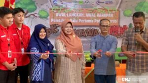 Potret kegiatan HIMIA FISIP UMJ laksanakan gerakan literasi melalui hibah PPK ORMAWA Direktorat Pembelajaran dan Kemahasiswaan Kementerian Pendidikan Tinggi, Sains, dan Teknologi (DIKTISAINTEK). di Desa Cimulang, Kabupaten Bogor. Sabtu-Minggu, 23-24 Agustus 2025. (Foto: KSU/Dok.pribadi).