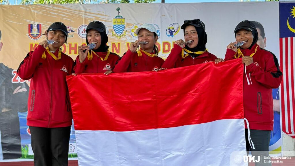 Ika Yulianingsih, M.Pd. (kanan) saat menerima medali emas medali emas dalam ajang 25th Malaysia Open International Woodball Championship 2025. (Foto: KSU/Dok. Pribadi)
