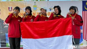 Ika Yulianingsih, M.Pd. (kanan) saat menerima medali emas medali emas dalam ajang 25th Malaysia Open International Woodball Championship 2025. (Foto: KSU/Dok. Pribadi)
