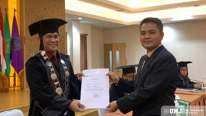 Agung Setiawan (kanan) menerima gelar Doktor bidang Manajemen Pendidikan Islam (MPI) di Aula Fakultas Kesehatan Masyarakat UMJ lantai 4, Rabu (13/08/2025) (Foto: KSU/SPs UMJ).