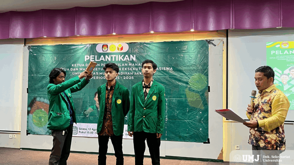 Wakil Rektor IV UMJ Dr. Septa Candra, S.H., M.H., saat melantik Ketua dan Wakil BEM UMJ terpilih yakni Muhammad Iqbal Ramdhani dan Damar Ananta Pramudya di Auditorium FIP UMJ, Selasa 12/08/2025).