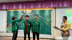 Wakil Rektor IV UMJ Dr. Septa Candra, S.H., M.H., saat melantik Ketua dan Wakil BEM UMJ terpilih yakni Muhammad Iqbal Ramdhani dan Damar Ananta Pramudya di Auditorium FIP UMJ, Selasa 12/08/2025).