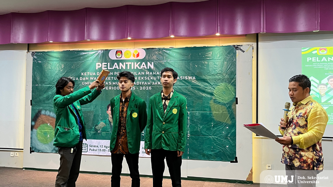 Wakil Rektor IV UMJ Dr. Septa Candra, S.H., M.H., saat melantik Ketua dan Wakil BEM UMJ terpilih yakni Muhammad Iqbal Ramdhani dan Damar Ananta Pramudya di Auditorium FIP UMJ, Selasa 12/08/2025).