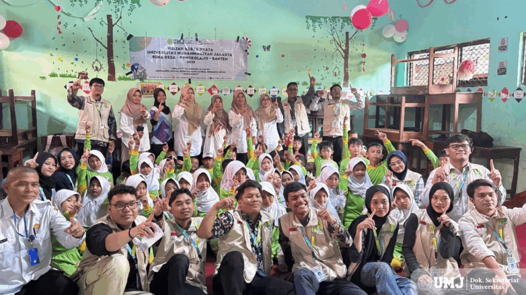 Foto Bersama Mahasiswa KKN Bina Desa UMJ Pandeglang 1, Siswa/i SD, dan Guru SD Saruni 04, Kelurahan Saruni, Kecamatan Majasari, Kabupaten Pandeglang, Banten. Usai Peyuluhan Mengenai Literasi Menabung, Rabu (13/08/2025). (Foto: Dok. Pribadi)