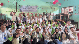 Foto Bersama Mahasiswa KKN Bina Desa UMJ Pandeglang 1, Siswa/i SD, dan Guru SD Saruni 04, Kelurahan Saruni, Kecamatan Majasari, Kabupaten Pandeglang, Banten. Usai Peyuluhan Mengenai Literasi Menabung, Rabu (13/08/2025). (Foto: Dok. Pribadi)