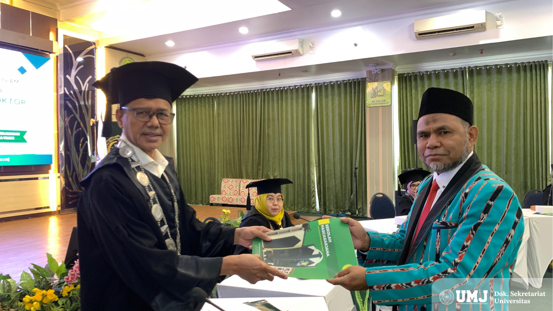 Sekolah Pascasarjana (SPs) Universitas Muhammadiyah Jakarta (UMJ) resmi meluluskan Doktor ke-85 atas nama Abdullah Rahman Shaleh, S.S., M.Pd., (sebelah kanan) di Auditorium dr. Syafri Guricci, Fakultas Kedokteran dan Kesehatan (FKK) UMJ Lantai 5, pada Jumat (01/08/2025). (Foto : SPs UMJ)