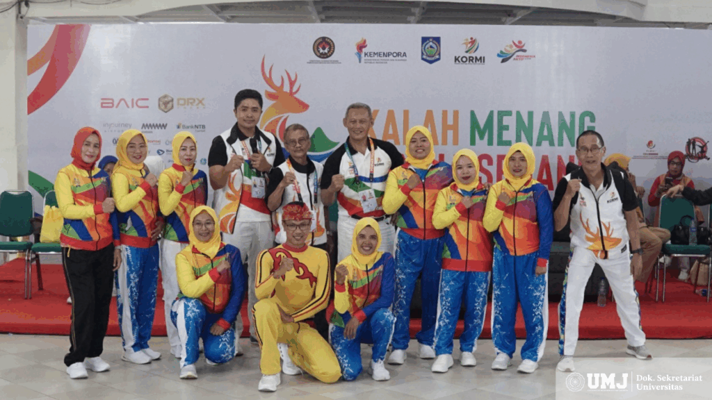Kaprodi POR FIP UMJ, Dr. Doby Putro Parlindungan, M.Pd., AIFO. (keempat dari kiri) saat menghadiri Festival Olahraga Masyarakat Nasional (FORNAS) VIII Tahun 2025 yang digelar di Mataram Mall, Nusa Tenggara Barat, pada 26 Juli–1 Agustus 2025. (Foto : Dok. Pribadi)