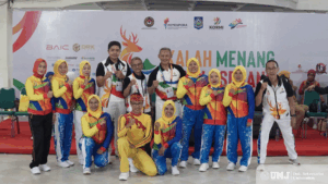 Kaprodi POR FIP UMJ, Dr. Doby Putro Parlindungan, M.Pd., AIFO. (keempat dari kiri) saat menghadiri Festival Olahraga Masyarakat Nasional (FORNAS) VIII Tahun 2025 yang digelar di Mataram Mall, Nusa Tenggara Barat, pada 26 Juli–1 Agustus 2025. (Foto : Dok. Pribadi)
