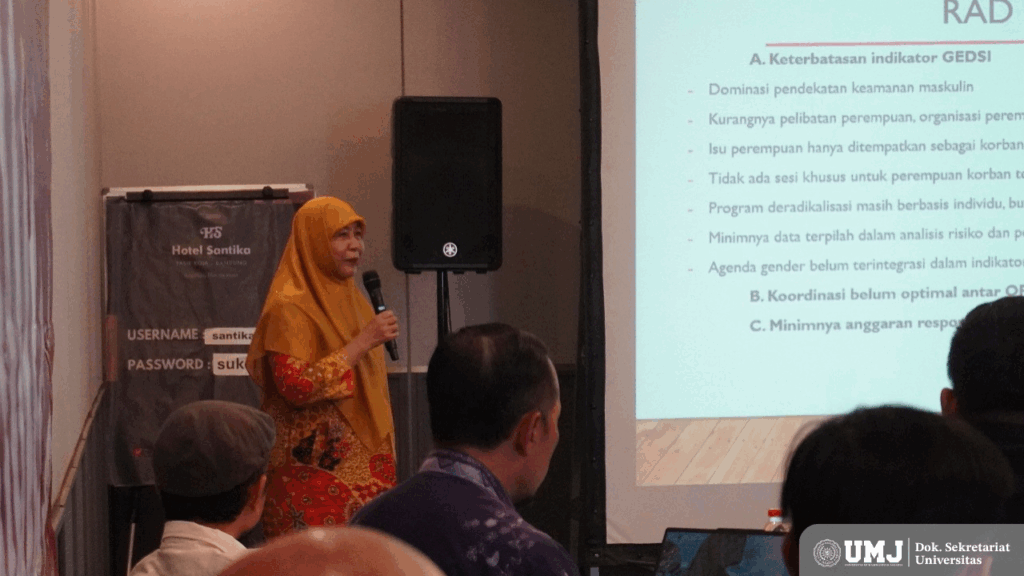 Debbie Affianty, S.IP, M.Si saat memaparkan materi dalam Forum Konsolidasi Kelompok Kerja (Pokja) Rencana Aksi Daerah Pencegahan dan Penanggulangan Ekstremisme (RAD PE) Provinsi Jawa Barat Tahun 2025 di Hotel Santika Pasirkoja Bandung, Kamis (31/07/2025). (Foto: Dok. Pribadi)