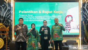 Ketua Kolegium Dokter Indonesia, dr. Efmansyah Iken Lubis, MM., M.Biomed., (sebelah kiri), Dekan FKK UMJ, Dr. dr. Tri Ariguntar Wikaning Tyas, Sp.PK.,(kedua dari kiri), Ketua Konsil Kesehatan Indonesia, drg. Arianti Anaya, MKM., (ketiga dari kiri), dan Ketua PB AFKSI, Dr. dr. Nasrudin Andi Mappaware, Sp.OG., Subsp.Obginsos., MARS., M.Sc., FISQua, AIFO-K., (keempat dari kiri) pada pelantikan dan rapat kerja Pengurus Besar Asosiasi Fakultas Kedokteran Swasta Indonesia (PB AFKSI) periode 2025–2028, di Auditorium dr. Syafri Guricci lantai 5 FKK UMJ, Sabtu (09/08/2025). (Foto : KSU/Fahmi)