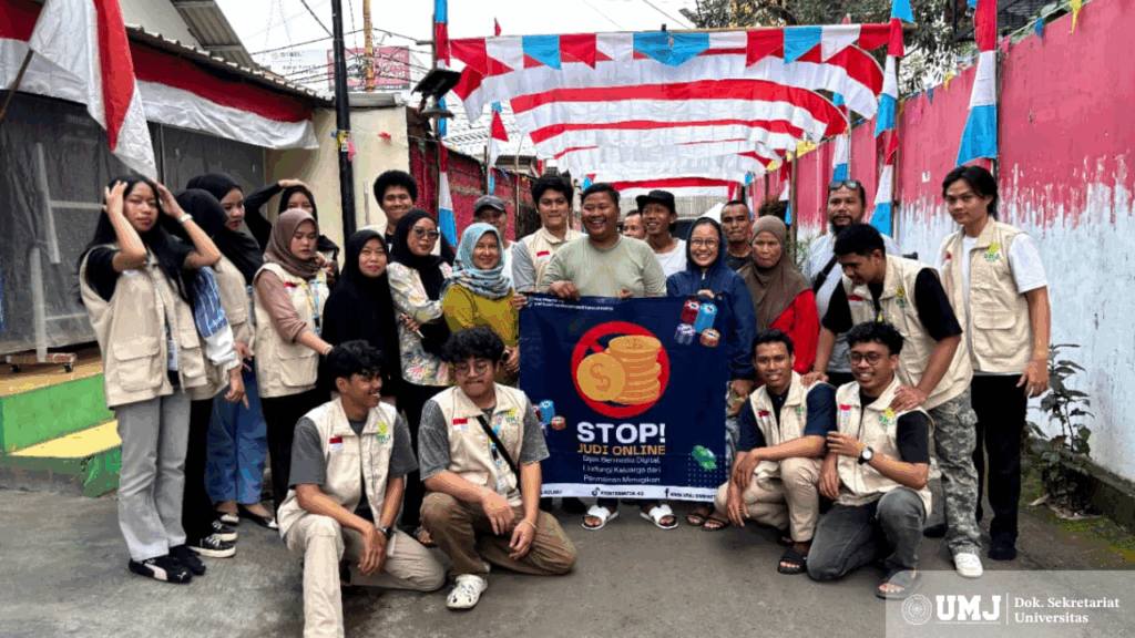 Kelompok 42 KKN Tematik UMJ berserta warga RT 02/RW 02 Kampung Serpong, Kelurahan Serpong, Tangerang Selatan usai penyuluhan mengenai bahaya judi online dan pinjaman online (pinjol) ilegal, Minggu (10/08/2025). (Foto : Dok. Pribadi)