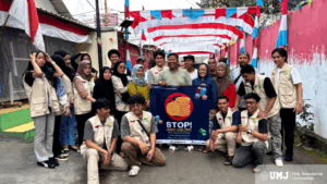 Kelompok 42 KKN Tematik UMJ berserta warga RT 02/RW 02 Kampung Serpong, Kelurahan Serpong, Tangerang Selatan usai penyuluhan mengenai bahaya judi online dan pinjaman online (pinjol) ilegal, Minggu (10/08/2025). (Foto : Dok. Pribadi)