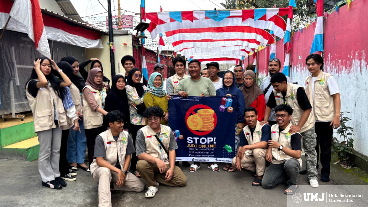 Kelompok 42 KKN Tematik UMJ berserta warga RT 02/RW 02 Kampung Serpong, Kelurahan Serpong, Tangerang Selatan usai penyuluhan mengenai bahaya judi online dan pinjaman online (pinjol) ilegal, Minggu (10/08/2025). (Foto : Dok. Pribadi)