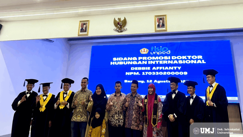 Dosen Program Studi Ilmu Politik FISIP UMJ, Debbie Affianty, M.Si.,(keempat dari kanan), beserta para penguji usai sidang promosi doktor di Ruang Sidang Program Pascasarjana FISIP UNPAD Gedung B Lantai 2, pada Selasa (12/08/2025). (Foto: Dok.Pribadi)
