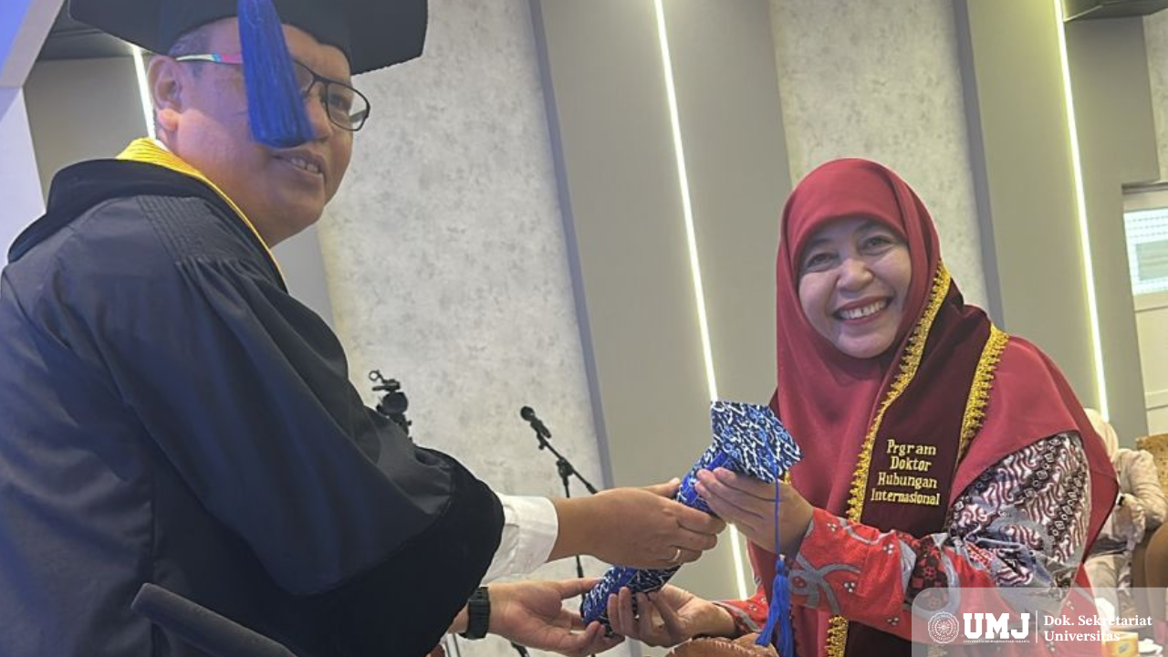 Dosen Program Studi Ilmu Politik FISIP UMJ, Debbie Affianty, M.Si., (sebelah kanan) berhasil meraih gelar Doktor ke-123 di bidang Ilmu Hubungan Internasional FISIP Universitas Padjadjaran (UNPAD), pada Selasa (12/08/2025). (Foto : Dok.Pribadi)